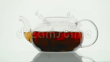 在白色背景的玻璃茶壶中<strong>冲泡红茶</strong>